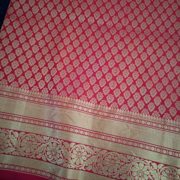 Beautiful wedding Banarasi silk saree with Blouse - Picture 3 of 14